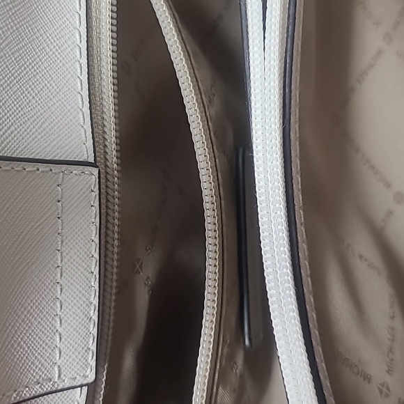 MICHAEL KORS Purse Cream Textured Leather Shoulder Bag with Gold Hardware - Picture 8 of 12